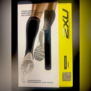 2XU Compression Performance Run Socks. Black size XS New in Box.